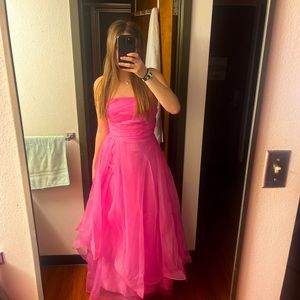 Pink dress off of Llella. Women’s size 8. Perfect condition and never worn out.